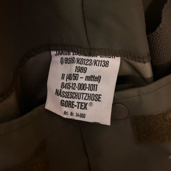 Gore Tex Bibs Medium Sized fits perfect for people 6 foot and shorter - Picture 2 of 3